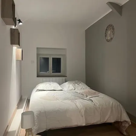 Familial Au Bord De L'orne, Au Pied Du Chateau De Mesnil-glaise