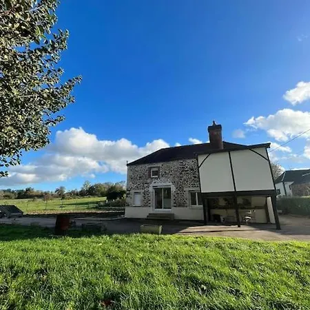 Familial Au Bord De L'orne, Au Pied Du Chateau De Mesnil-glaise بيت للعطل *