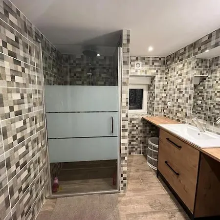 Familial Au Bord De L'orne, Au Pied Du Chateau De Mesnil-glaise *