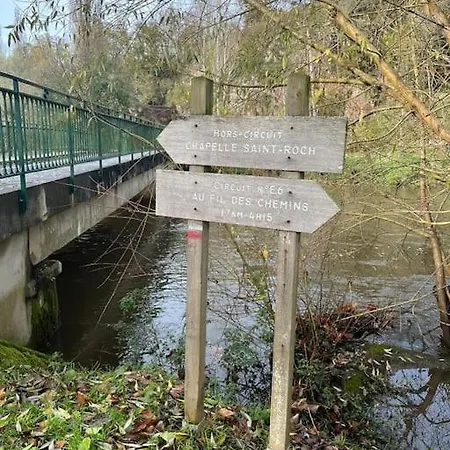 Familial Au Bord De L'orne, Au Pied Du Chateau De Mesnil-glaise * La Courbe