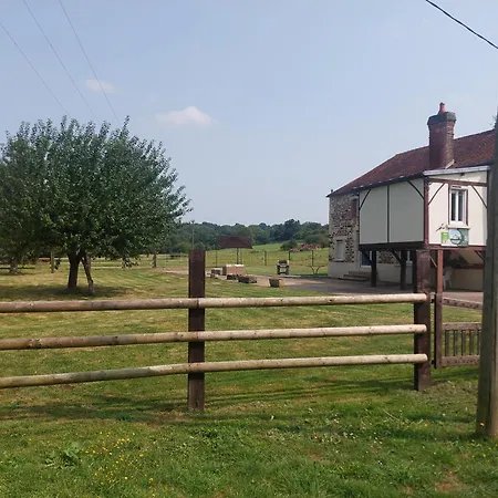 Familial Au Bord De L'orne, Au Pied Du Chateau De Mesnil-glaise * La Courbe