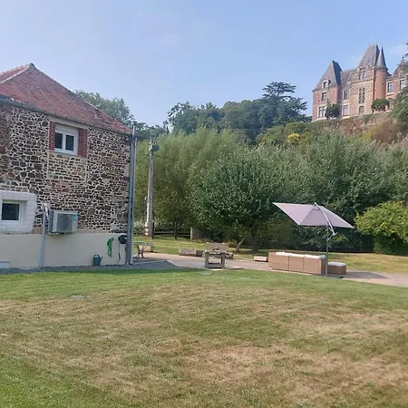 Semesterbostad Familial Au Bord De L'orne, Au Pied Du Chateau De Mesnil-glaise *