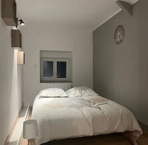 Familial Au Bord De L'orne, Au Pied Du Chateau De Mesnil-glaise