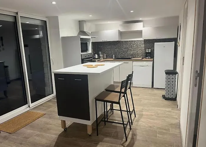 Semesterbostad Familial Au Bord De L'orne, Au Pied Du Chateau De Mesnil-glaise *