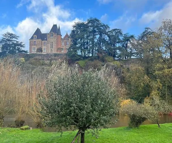 Vakantiehuis Familial Au Bord De L'orne, Au Pied Du Chateau De Mesnil-glaise La Courbe