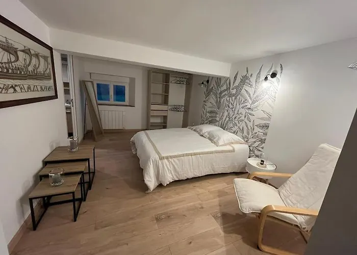 Familial Au Bord De L'orne, Au Pied Du Chateau De Mesnil-glaise * La Courbe