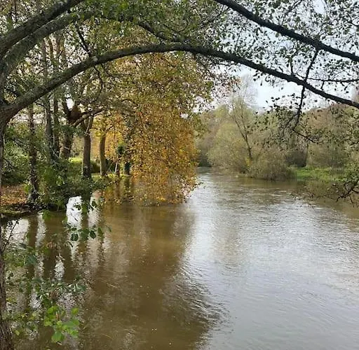 Semesterbostad Familial Au Bord De L'orne, Au Pied Du Chateau De Mesnil-glaise La Courbe