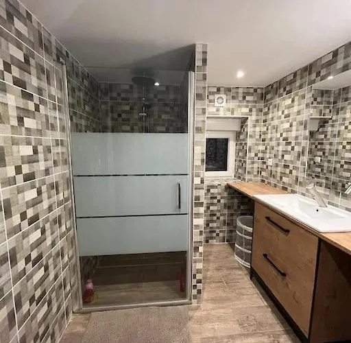 Familial Au Bord De L'orne, Au Pied Du Chateau De Mesnil-glaise *