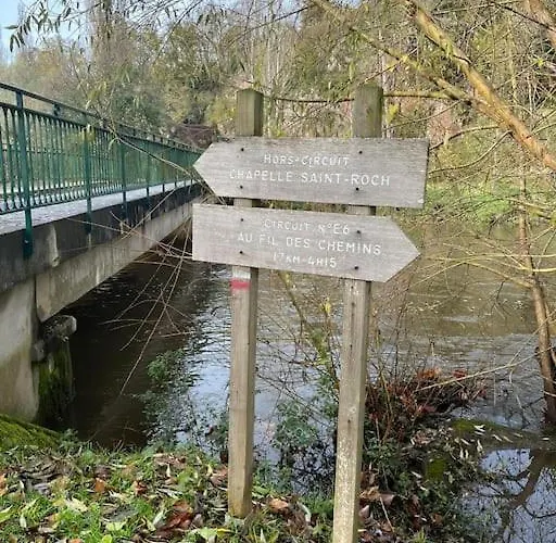 Familial Au Bord De L'orne, Au Pied Du Chateau De Mesnil-glaise * La Courbe