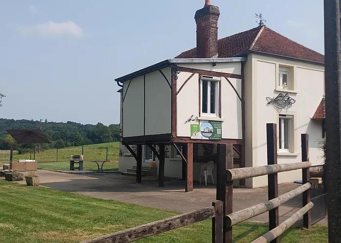 Familial Au Bord De L'orne, Au Pied Du Chateau De Mesnil-glaise * La Courbe