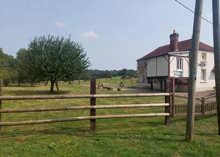 Familial Au Bord De L'orne, Au Pied Du Chateau De Mesnil-glaise * La Courbe